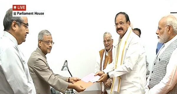 उपराष्ट्रपति चुनाव: वेंकैया नायडू ने भरा नामांकन, PM मोदी और आडवाणी रहे मौजूद उपराष्ट्रपति चुनाव: वेंकैया नायडू ने भरा नामांकन, PM मोदी और आडवाणी रहे मौजूद