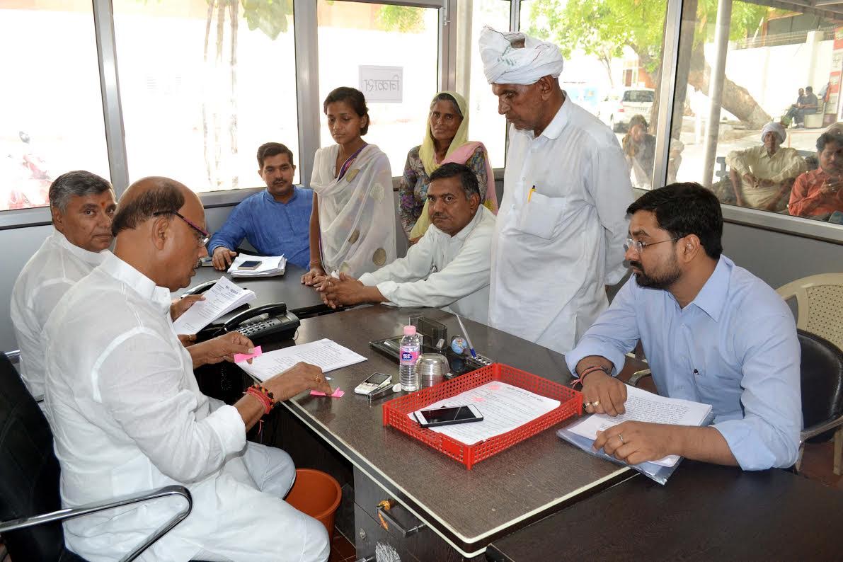 योगी सरकार में मंत्री ओम प्रकाश राजभर ने जन समस्याओं का किया निस्तारण योगी सरकार में मंत्री ओम प्रकाश राजभर ने जन समस्याओं का किया निस्तारण