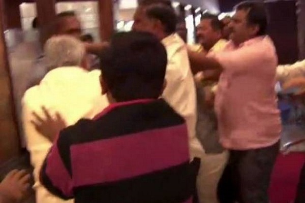 पत्रकार ने पूछा ऐसा सवाल, बीजेपी नेता ने करा दी पत्रकार की पिटाई, देखें वीडियो पत्रकार ने पूछा ऐसा सवाल, बीजेपी नेता ने करा दी पत्रकार की पिटाई, देखें वीडियो