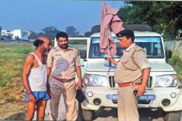 खुले में शौच को लेकर अनोखा अभियान, कई लोगों की लुंगी हुई जब्त खुले में शौच को लेकर अनोखा अभियान, कई लोगों की लुंगी हुई जब्त