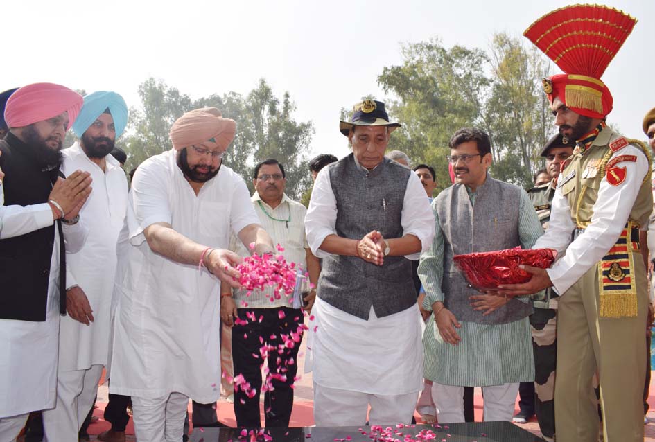 गृह मंत्री राजनाथ सिंह और सीएम कैप्टन अमरिंदर ने राष्ट्रीय शहीदी स्मारक में शहीदों को श्रद्धांजलि