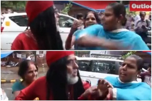 अमरनाथ हमले में मारे गए श्रद्धालुओं को श्रद्धांजलि देने पहुंचा स्वामी ओम को महिलाओं ने सरेआम पीटा, देखें वीडियो अमरनाथ हमले में मारे गए श्रद्धालुओं को श्रद्धांजलि देने पहुंचा स्वामी ओम को महिलाओं ने सरेआम पीटा, देखें वीडियो
