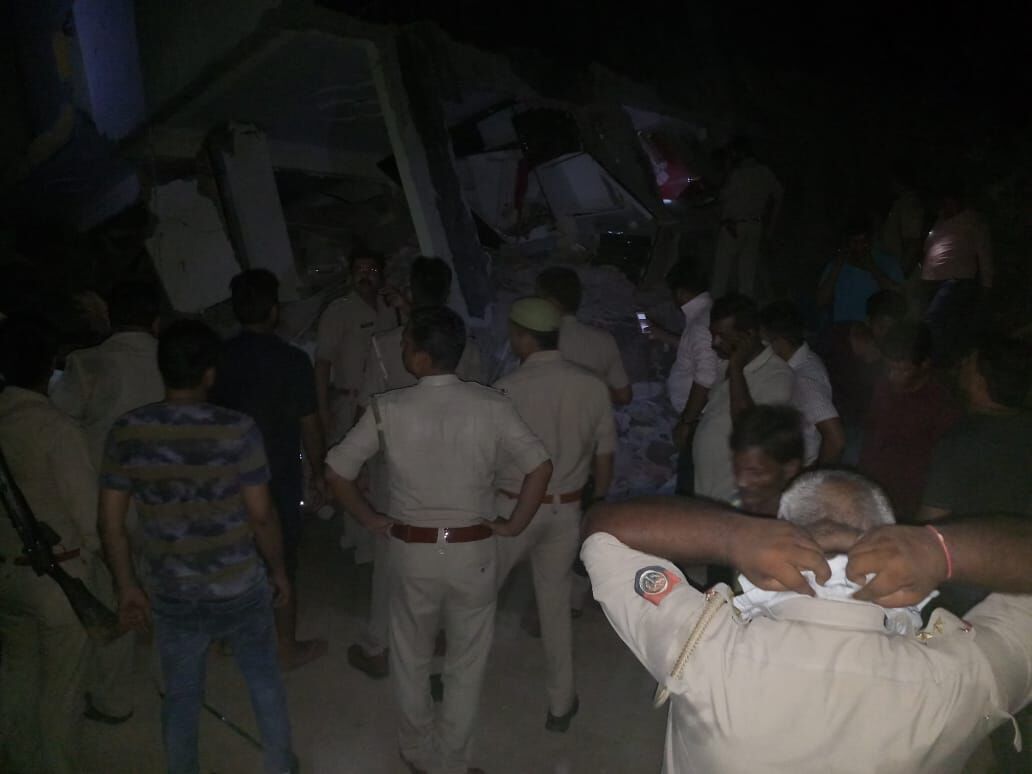 ग्रेटर नोएडा के शाह्बेरी में 6 मंजिला इमारत भरभरा कर गिर गई, कई लोंगों के फंसे होने की आशंका