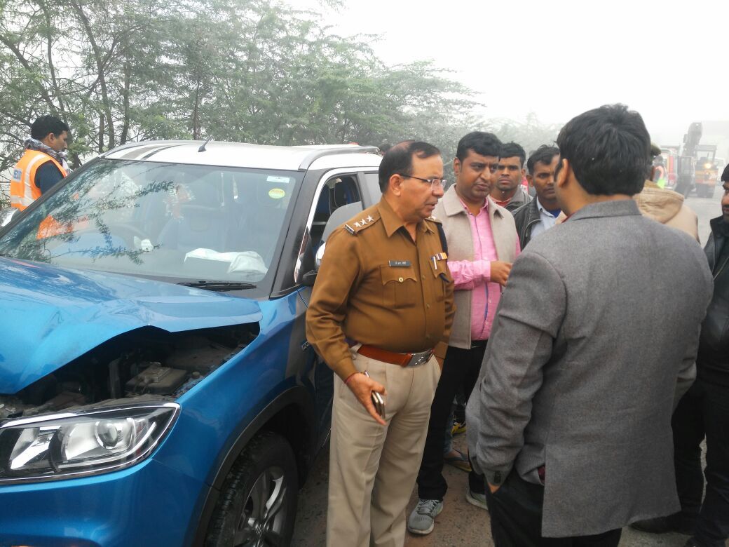 घने कोहरे के कारण जेवर मे एक्सप्रेस-वे पर आपस में टकरायी चार गाड़ियां, सीओ ने मौके पर पहुँच कराया यातायात सुचारू घने कोहरे के कारण जेवर मे एक्सप्रेस-वे पर आपस में टकरायी चार गाड़ियां, सीओ ने मौके पर पहुँच कराया यातायात सुचारू