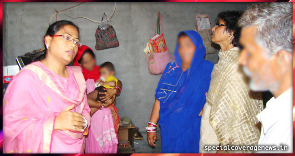 गाजियाबाद: DM निधि केसरवानी ने कनावनी में पीड़ित परिवार से की मुलाकात, हर संभव मदद का दिलाया भरोसा