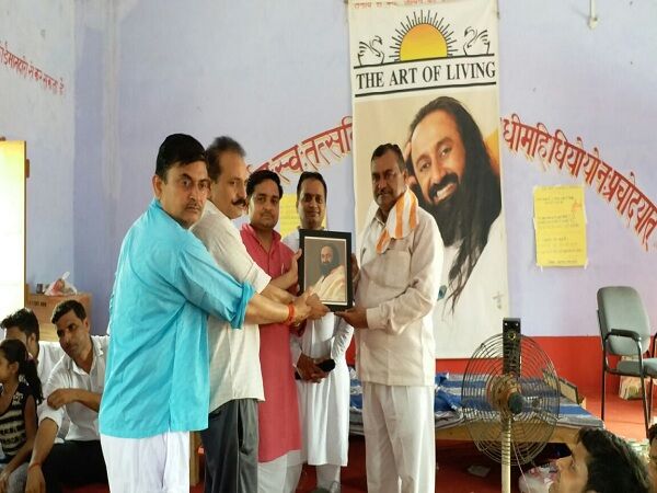 श्री श्री जी के आर्ट ऑफ़ लिविंग के छह दिवसीय शिविर का एटा के धुमरी कस्बा में हुआ समापन श्री श्री जी के आर्ट ऑफ़ लिविंग के छह दिवसीय शिविर का एटा के धुमरी कस्बा में हुआ समापन