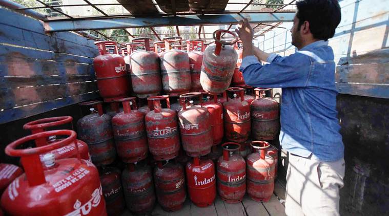 खुशखबरी: LPG सिलेंडर हुआ सस्ता, कमर्शियल सिलेंडर के भी घटे दाम, जानिए कितनी हुई कीमत खुशखबरी: LPG सिलेंडर हुआ सस्ता, कमर्शियल सिलेंडर के भी घटे दाम, जानिए कितनी हुई कीमत