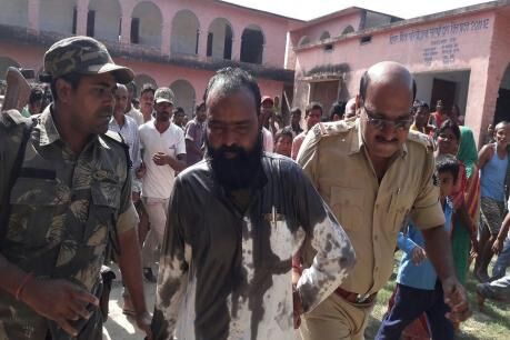 स्कूल में छात्रा से छेड़खानी कर रहा था टीचर और फिर!