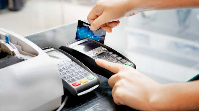 अब डेबिट कार्ड से खरीदारी करने पर नहीं लगेगा कोई शुल्क, नए नियम लागू