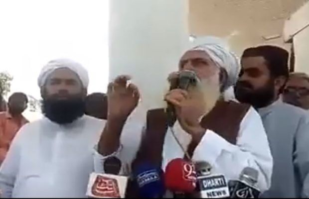 पाकिस्तान में मौलवी ने हिंदू सांसद को दी खुले आम गालियाँ, देखें वीडियो