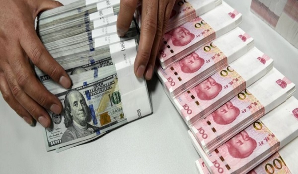 OMG: इस शख्स ने कचरा समझकर कूड़े में फैंक दिए 12 लाख रुपए, फिर...