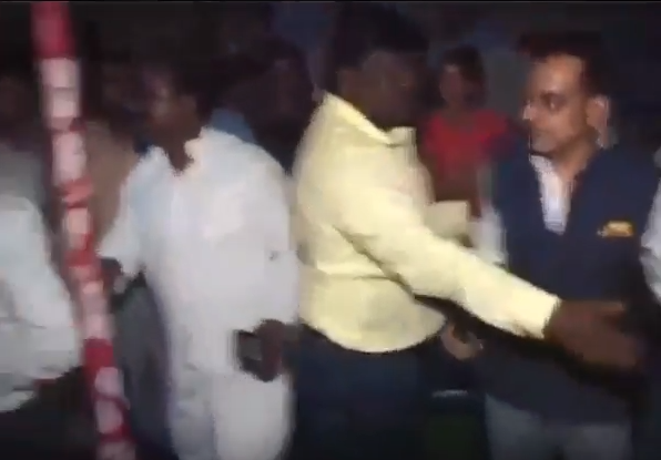 यूपी में आईजी रेंज से बीजेपी का निगम पार्षद हाथापाई पर उतारू, देखें वीडियो