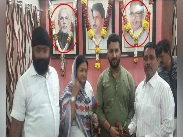OMG : इंदौर की मेयर ने मोदी और शिवराज के साथ ये क्या कर दिया ? OMG : इंदौर की मेयर ने मोदी और शिवराज के साथ ये क्या कर दिया ?