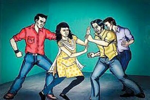 पुलिस और पब्लिक के सामने लड़की से छेड़खानी, मदद के लिए चिल्लाती रही पुलिस और पब्लिक के सामने लड़की से छेड़खानी, मदद के लिए चिल्लाती रही