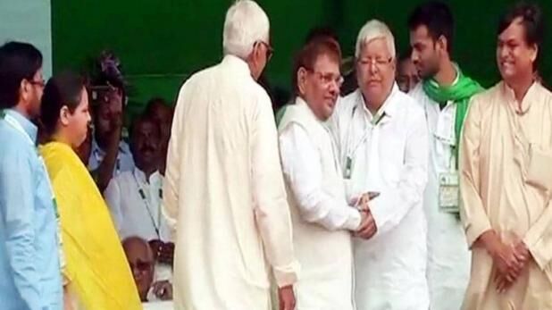 लालू ने लगाया मंच पर शरद को गले