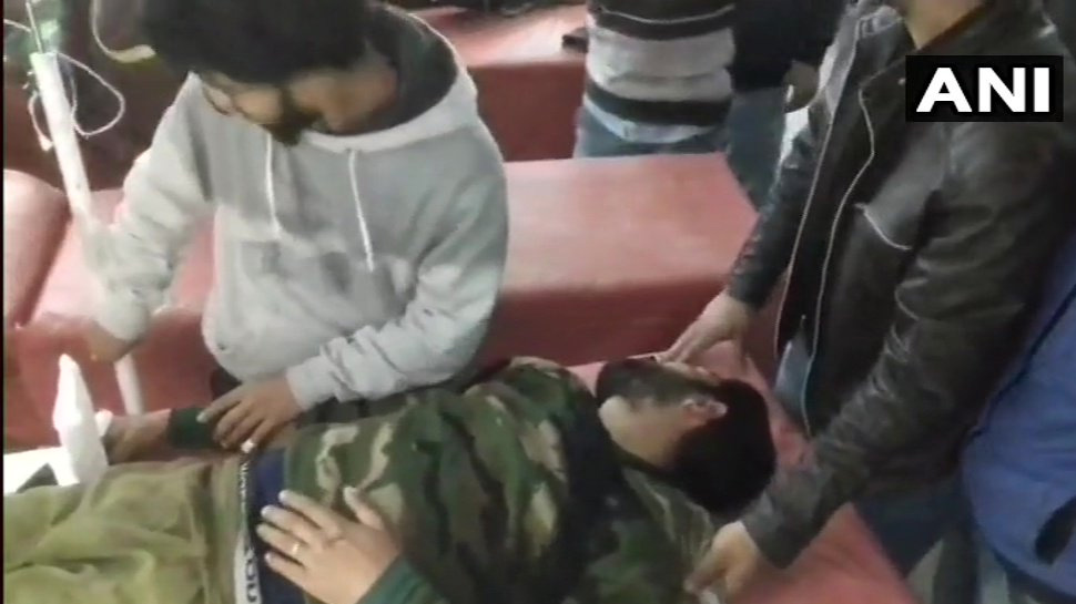 जम्मू-कश्मीरः अनंतनाग में पत्थरबाजी से पलटा सीआरपीएफ का वाहन, 2 जवान शहीद