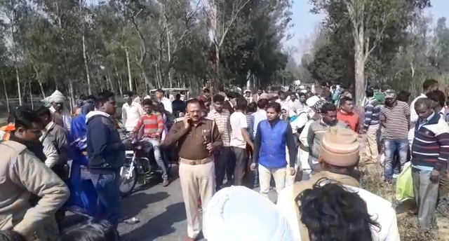 बिजनौर में बाईक और बस की टक्कर ,बस पलटी,1 की मौत, 20 घायल