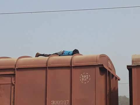 देखें वीडियो: हरदोई में ट्रेन की छत पर चढ़े बालक की करंट लगने से मौत, मचा हडकम्प देखें वीडियो: हरदोई में ट्रेन की छत पर चढ़े बालक की करंट लगने से मौत, मचा हडकम्प