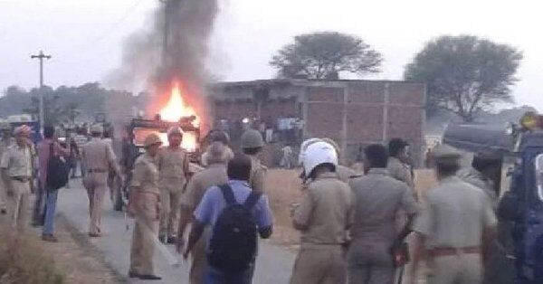 गोरखपुर: रिटायर्ड दरोगा जयहिंद यादव की बेटे समेत हत्या, गुस्साई भीड़ ने पुलिस जीप फूंकी