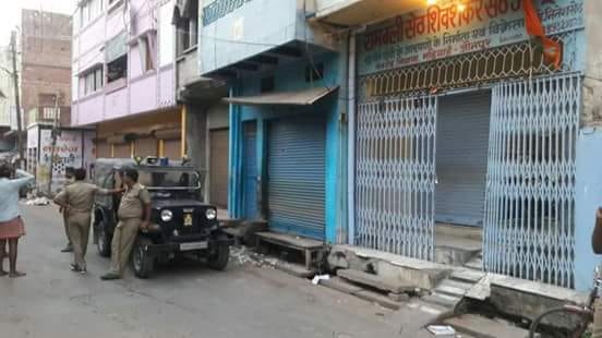 पुलिस की नाक के नीचे बदमाशों का आतंक जारी, नाके-गश्त सब फेल,युवक के घर में घुस कर मारी गोली पुलिस की नाक के नीचे बदमाशों का आतंक जारी, नाके-गश्त सब फेल,युवक के घर में घुस कर मारी गोली