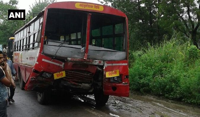 यूपी : बिजनौर में NH 74 पर रोडवेज बस और कार की भीषण भिड़ंत, 9 की मौत