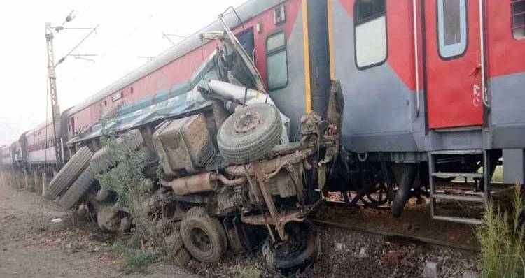 यूपी में एक और रेल हादसा : कैफियत एक्सप्रेस के 10 डिब्बे पटरी से उतरे, कई घायल यूपी में एक और रेल हादसा : कैफियत एक्सप्रेस के 10 डिब्बे पटरी से उतरे, कई घायल
