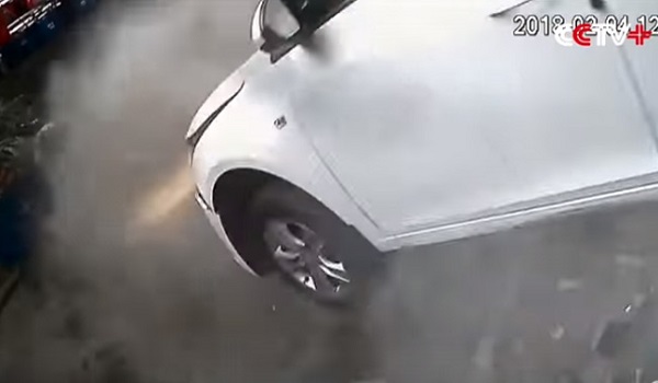 VIDEO: जब दूसरी मंजिल की पार्किंग से नीचे गिरी कार, फिर हुआ कुछ ऐसा कि चौंक जाएंगे आप