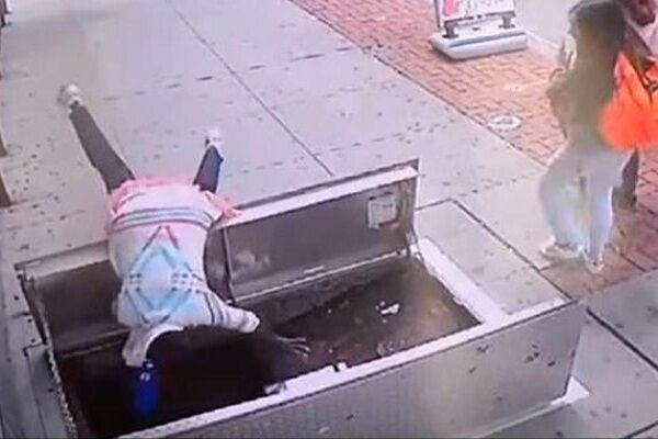 अगर आप भी चलते-चलते मोबाइल का करते है प्रयोग, तो जरूर देखें यह video अगर आप भी चलते-चलते मोबाइल का करते है प्रयोग, तो जरूर देखें यह video