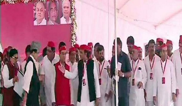 राष्ट्रीय अधिवेशन : सपा के राष्ट्रीय अध्यक्ष चुने गए अखिलेश, मुलायम-शिवपाल नहीं हुए शामिल राष्ट्रीय अधिवेशन : सपा के राष्ट्रीय अध्यक्ष चुने गए अखिलेश, मुलायम-शिवपाल नहीं हुए शामिल