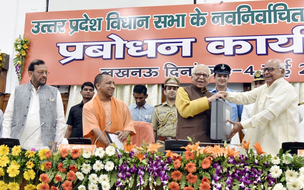 मुख्यमंत्री योगी ने कार्यालय में कामकाज का किया बंटवारा मुख्यमंत्री योगी ने कार्यालय में कामकाज का किया बंटवारा