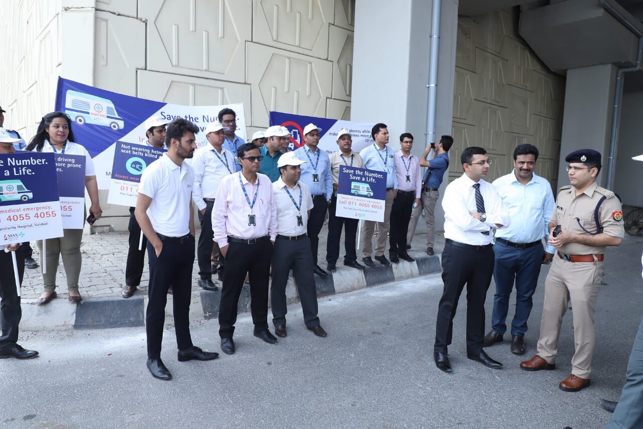 आईपीएस आकाश तोमर रोड सेफ्टी की जानकारी देते हुए