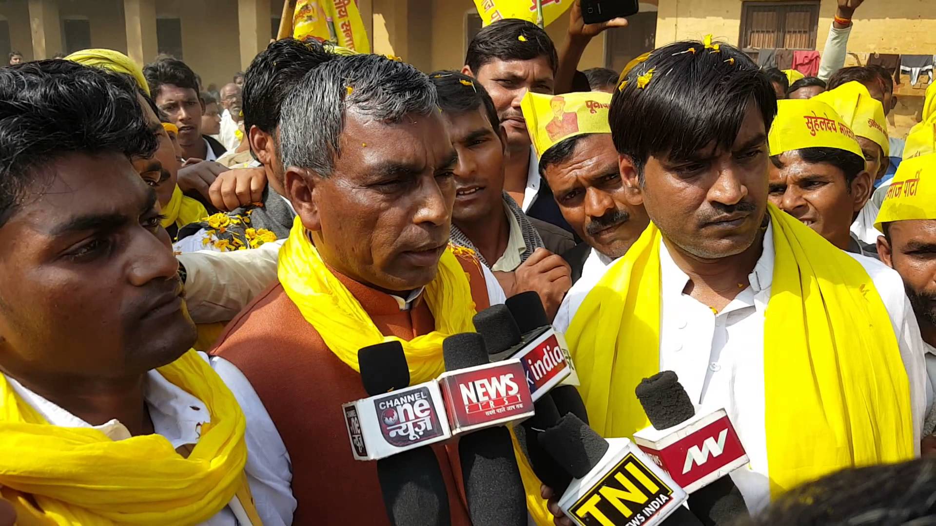 तीन महीने पुरानी योगी सरकार के मंत्री हुए बागी, देंगे धरना अपनी सरकार के खिलाफ तीन महीने पुरानी योगी सरकार के मंत्री हुए बागी, देंगे धरना अपनी सरकार के खिलाफ