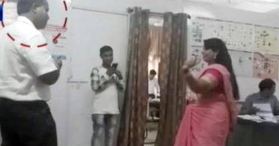 सरकारी दफ्तर में नागि‍न डांस और कजरारे पर ठुमके, तस्वीरें हुईं VIRAL