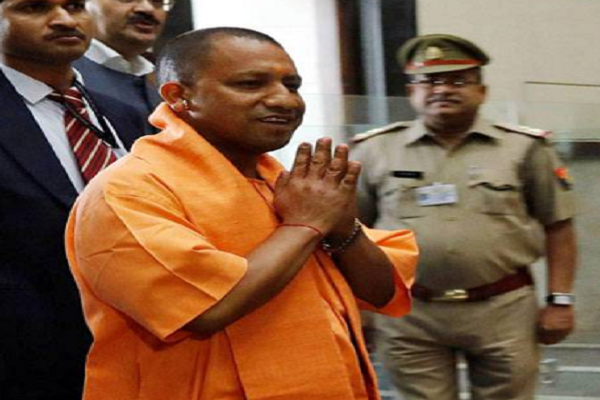 शहीद के घर पहुंचे CM आदित्य नाथ, अफसरों ने बिछवाया कालीन, लगवाया कूलर और भगवा सोफा शहीद के घर पहुंचे CM आदित्य नाथ, अफसरों ने बिछवाया कालीन, लगवाया कूलर और भगवा सोफा