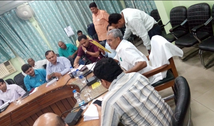 डीएम हुए सख्त, प्रबंधक का रोका वेतन