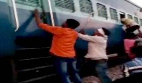 फर्रुखाबाद: बल्लभगढ़ के बाद UP में मुस्लिम परिवार पर ट्रेन में हमला, सांप्रदायिक टिप्पणी कर किया रॉड से पिटाई फर्रुखाबाद: बल्लभगढ़ के बाद UP में मुस्लिम परिवार पर ट्रेन में हमला, सांप्रदायिक टिप्पणी कर किया रॉड से पिटाई