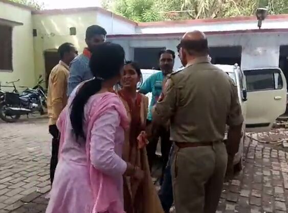 देखिये पुलिस की लाइव पिटाई. प्रेमी प्रेमिका जब पकड़े पुलिस ने तो थाने में सरेआम करने लगे ताबड़तोड़ पिटाई