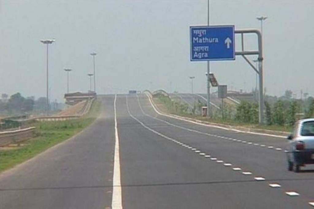 UP में बदमाशों के हौसले बुलंद लखनऊ-आगरा एक्सप्रेसवे पर रोड होल्ड-अप कर लूट UP में बदमाशों के हौसले बुलंद लखनऊ-आगरा एक्सप्रेसवे पर रोड होल्ड-अप कर लूट