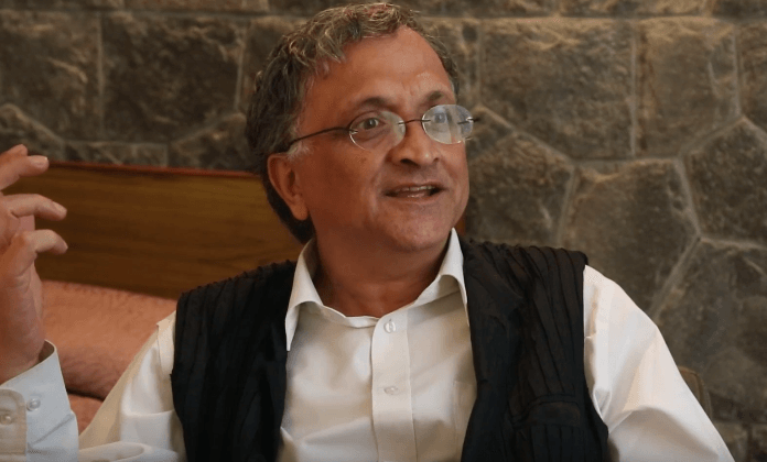 रामचंद्र गुहा का लेटर बम- कोहली, धोनी, द्रविड़, गावस्कर किसी को नहीं बख्सा- उठाए ये सवाल! रामचंद्र गुहा का लेटर बम- कोहली, धोनी, द्रविड़, गावस्कर किसी को नहीं बख्सा- उठाए ये सवाल!