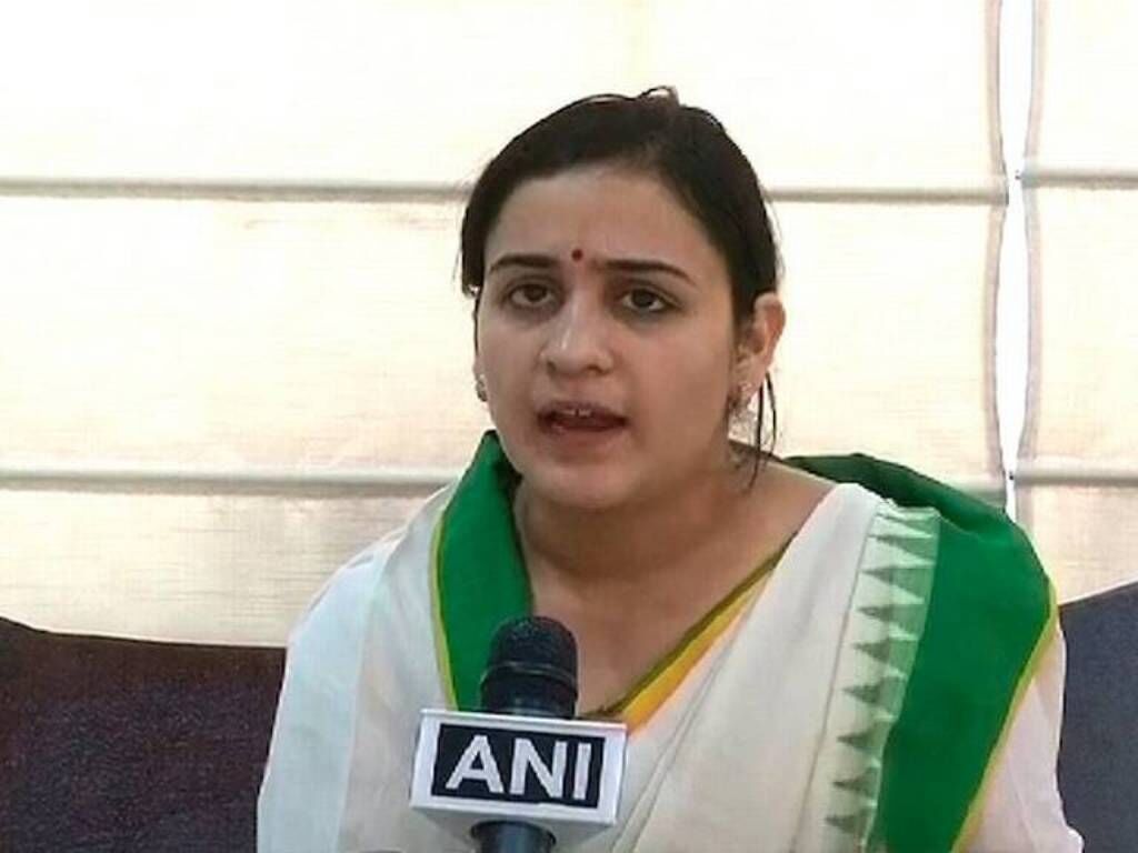 अब मुलायम की छोटी बहू ने अखिलेश यादव से राष्ट्रीय अध्यक्ष पद छोडऩे की मांग की अब मुलायम की छोटी बहू ने अखिलेश यादव से राष्ट्रीय अध्यक्ष पद छोडऩे की मांग की
