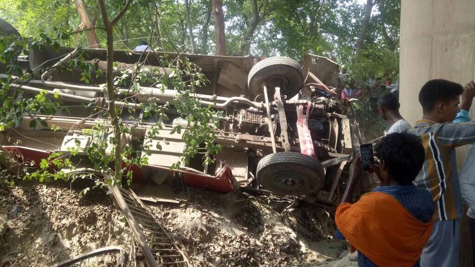 यूपी के जौनपुर में बड़ा हादसा, बस गिरी नदी में 8 की मौत, 27 गम्भीर घायल