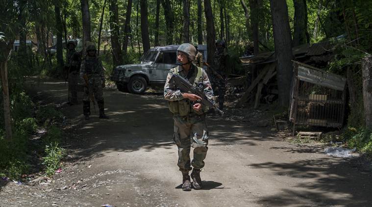 जम्मू कश्मीर : शोपियां जिले में जारी है सेना और आतंकियों के बीच मुठभेड़, 2 आतंकी ढेर