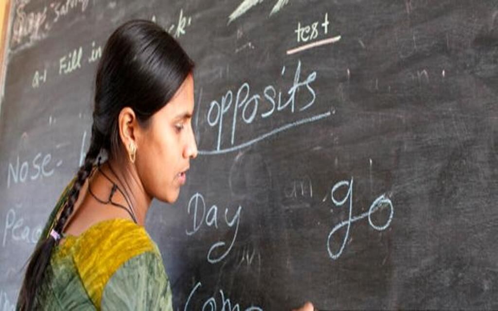 यूपी के 1.75 लाख शिक्षामित्रों की नौकरी खतरे में यूपी के 1.75 लाख शिक्षामित्रों की नौकरी खतरे में