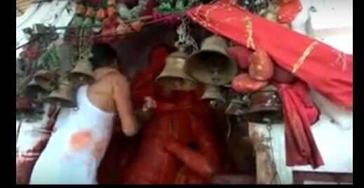 सनकी युवक ने प्राचीन हनुमान प्रतिमा पर पोती कालिख, युवक गिरफ्तार