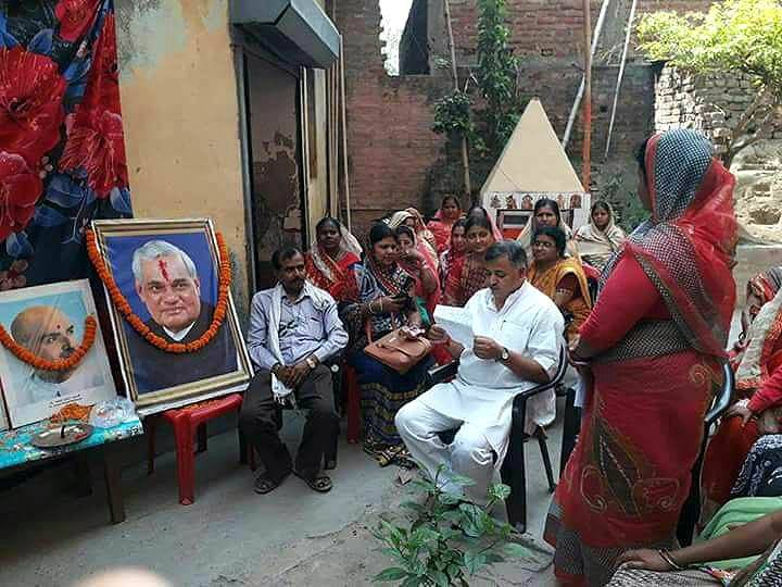 बीजेपी नेताओं ने स्थापना दिवस के मौके पर वाजपेयी को दी श्रद्धांजलि, तस्वीर पर किया माल्यार्पण