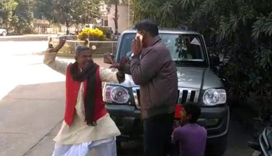 VIDEO: बीजेपी नेता की दबंगई, गाड़ी से नेमप्लेट हटवा रहे अफसर को जड़ा मुक्का