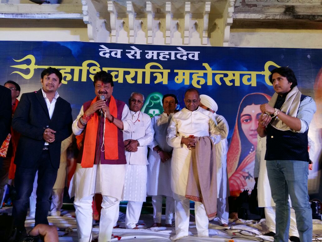 राजबाड़ा प्रांगण में भजनानंद में श्रद्धालु झूमे राजबाड़ा प्रांगण में भजनानंद में श्रद्धालु झूमे