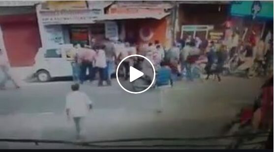 दिल दहलाने वाली घटना: पलक झपकते ही कार ने रौंद दिया कई लोगों को..लाइव वीडियो.