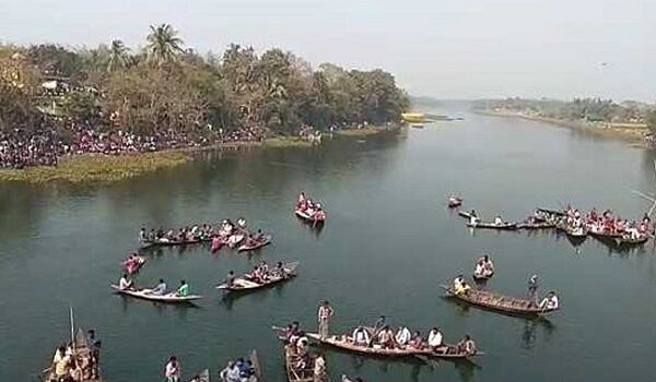 पश्चिम बंगाल: मुर्शिदाबाद में पुल से नहर में गिरी बस, 4 लोगों की मौत