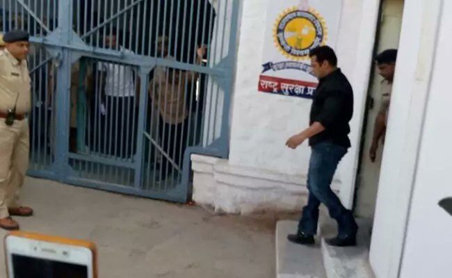 जोधपुर जेल: सलमान की जमानत फंसी, रहना पड़ेगा जेल में कुछ दिन जोधपुर जेल: सलमान की जमानत फंसी, रहना पड़ेगा जेल में कुछ दिन